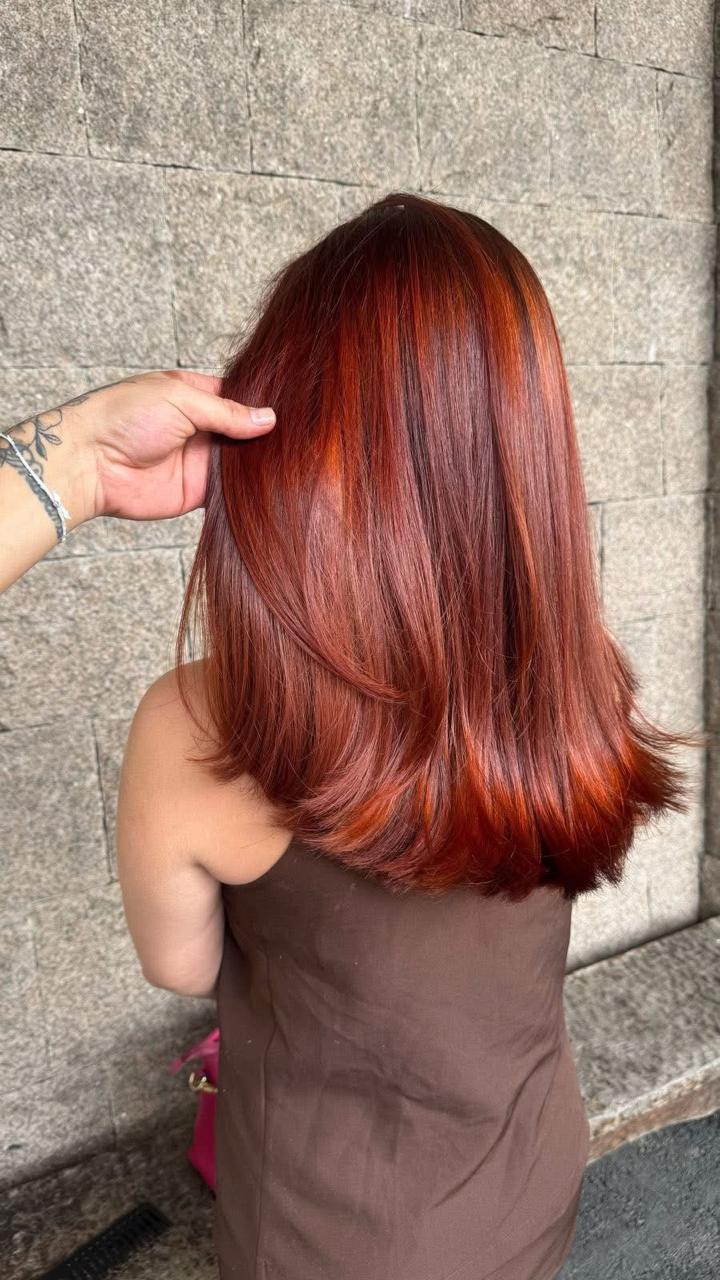 Coloração vermelho cereja feita no Felicitá Concept Hair, Curitiba