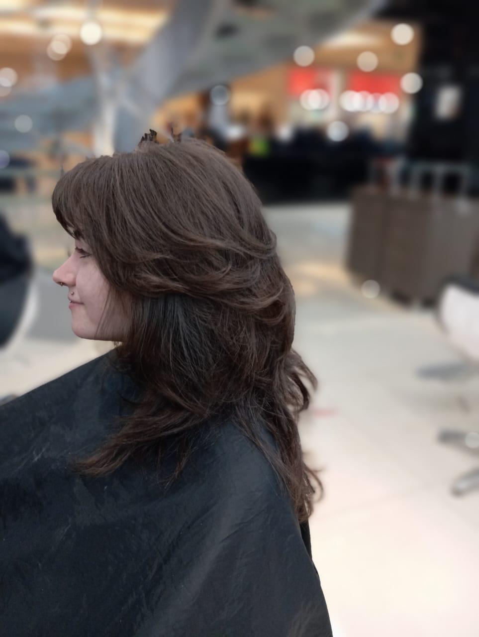 Corte feminino moderno no salão Felicitá em Santa Felicidade